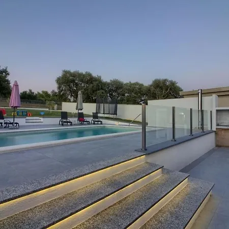 فيلة Luna Mit Privatem Pool In بولا