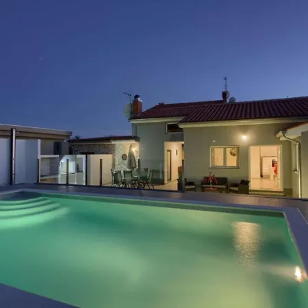 Luna Mit Privatem Pool In فيلة *