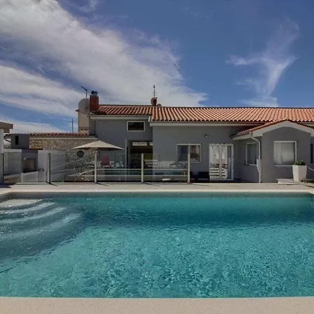 Luna Mit Privatem Pool In *