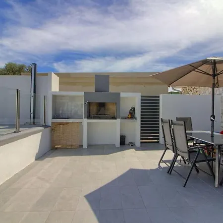 Luna Mit Privatem Pool In * بولا